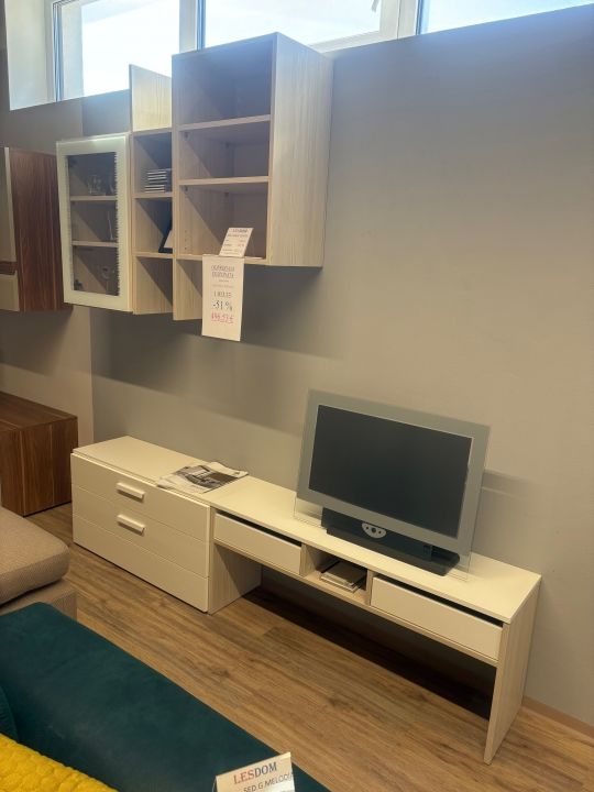 Dnevni regal CENTER odprodaja eksponata